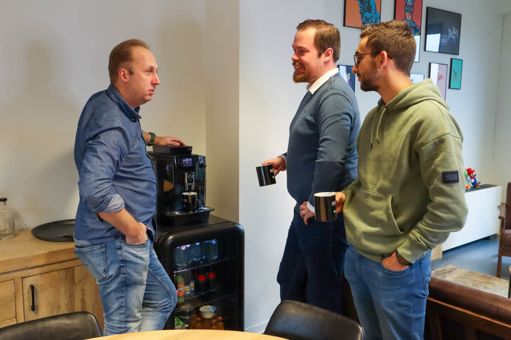 Collega's aan het koffieapparaat