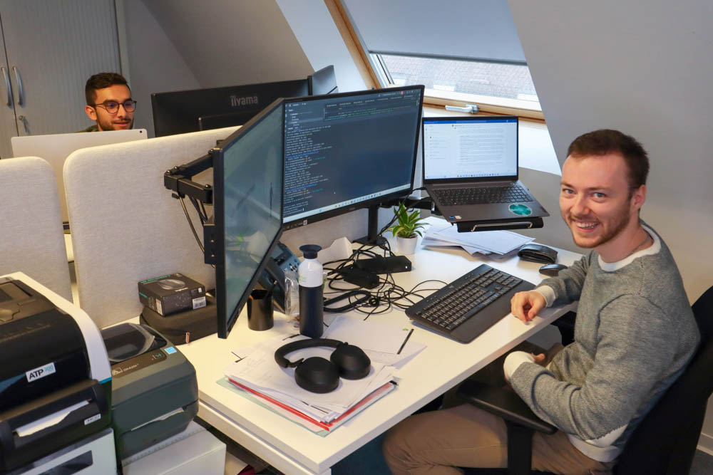 Al lachend aan het werk